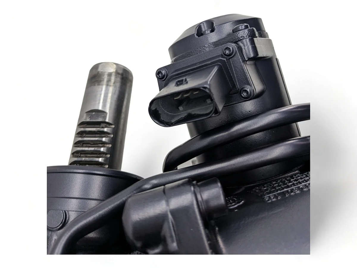 Рулевая рейка BMW X5 E70, X6 E71 E72, X5 F15 ZF Активная (мотор в сторону рулевой тяги) Рулевая рейка BMW X5 E70, X6 E71 E72, X5 F15 ZF Активная (мотор в сторону рулевой тяги)